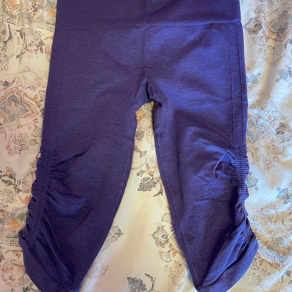 Knee length Lululemon leggings - Picture 2 of 3